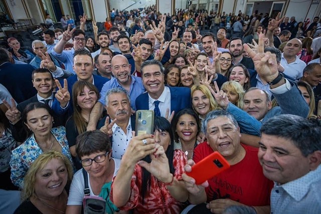 El gobernador de Chaco Jorge Capitanich junto a la militancia en la Facultad de Ciencias Jurídicas de la UNLP