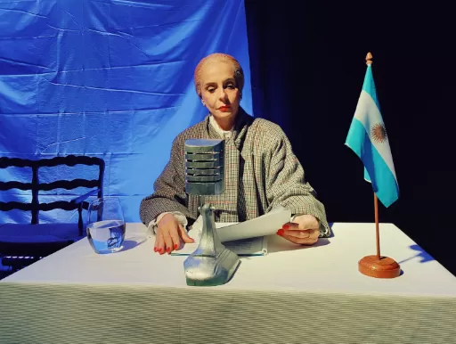 Actriz representando a Eva Perón durante la obra Evita Inmortal