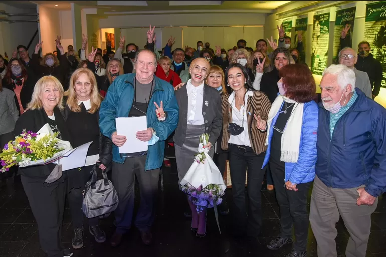 Foto del elenco, equipo del ICP y los presentes luego de la obra