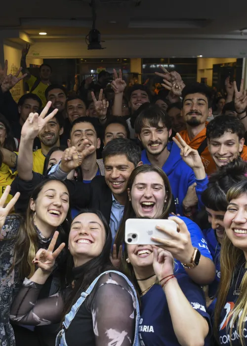 Kicillof encabezó una charla con estudiantes del Instituto de Capacitación Política